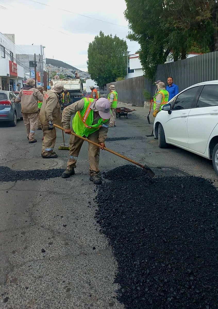 sergiobanosr's tweet photo. Con el #ProgramaPermanenteDeBacheo 👷‍♂️ nuestras cuadrillas están abarcando más vialidades de nuestra ciudad 🛣️.

Realizando trabajos de bacheo en las siguientes ubicaciones:

🚧 Calle Jaime Nuno
🚧 Calle Paseo de la montaña
🚧 Calle Nicolás Flores

#CumpliendoPorTuFamilia ✅👨‍👩‍👧‍👦 https://t.co/n15RfZ7SFp