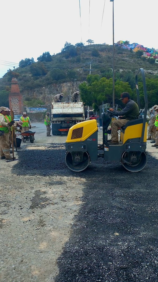 sergiobanosr's tweet photo. Con el #ProgramaPermanenteDeBacheo 👷‍♂️ nuestras cuadrillas están abarcando más vialidades de nuestra ciudad 🛣️.

Realizando trabajos de bacheo en las siguientes ubicaciones:

🚧 Calle Jaime Nuno
🚧 Calle Paseo de la montaña
🚧 Calle Nicolás Flores

#CumpliendoPorTuFamilia ✅👨‍👩‍👧‍👦 https://t.co/n15RfZ7SFp