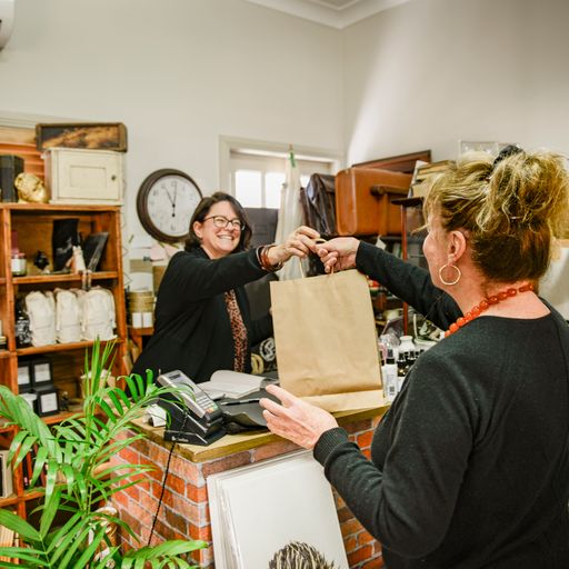 🎁 Have you found your Dad a present for Father's Day? Save on shipping costs and wonder down to your local town or village and be inspired by retailers busting with gift ideas. 🔗 bit.ly/SCC-LoveLocal23 #loveShoalhaven #Shoalhaven #FathersDay @VisitShoalhaven