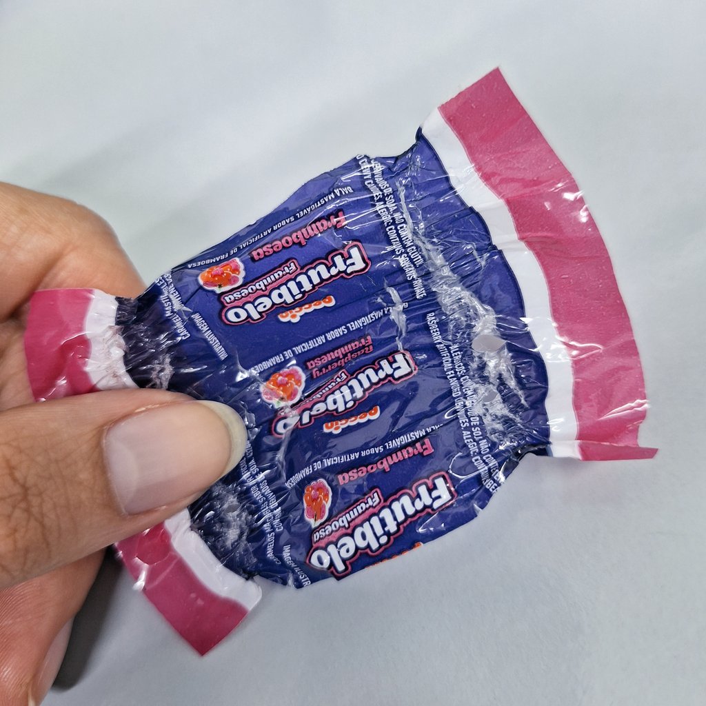R_Gasparotto's tweet photo. "POV": vc teve aula com o Evinho e agr todo papel de bala te faz lembrar da elasticidade do matéria KKKKK #Edif https://t.co/eEk92FelHj