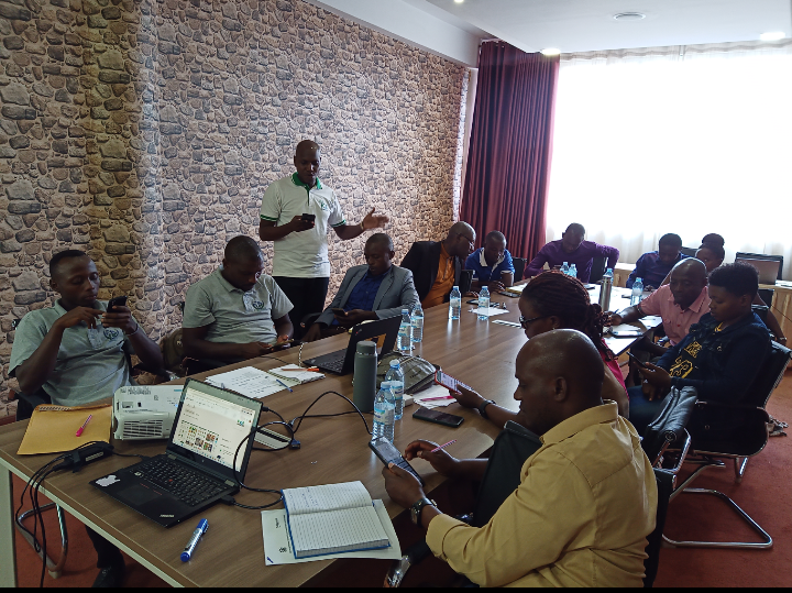 ict4farmers's tweet photo. Digital training for the #DFA key persons on the use of @ict4farmers services with support from @SolidaridadECA earlier today in Mbarara, Oxford Hotel. @unffe @8TechConsults @MAAIF_Uganda @UCC_Official @MoICT_Ug @Kamuganga @flirshk @dpmirembe @UCC_ED @RobinahNabanja_ @OPMUganda https://t.co/vM3xbuBJlM