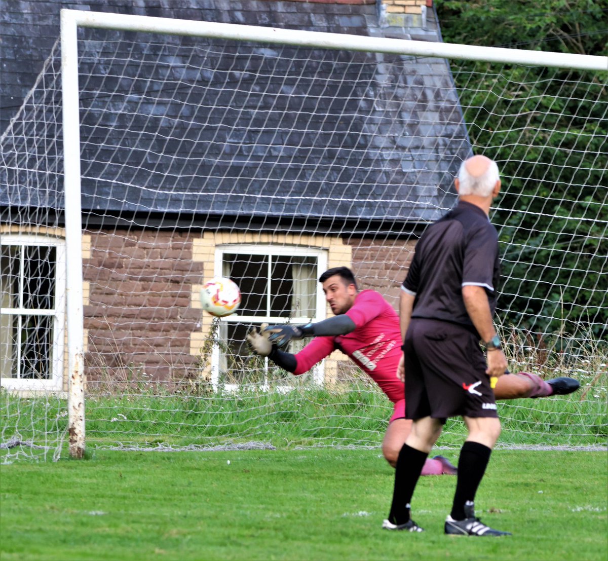AndrewR14547521's tweet photo. @ClydachWasps @CoedEvaAFC @lloyd_francis3 https://t.co/mzIkhyv0zW