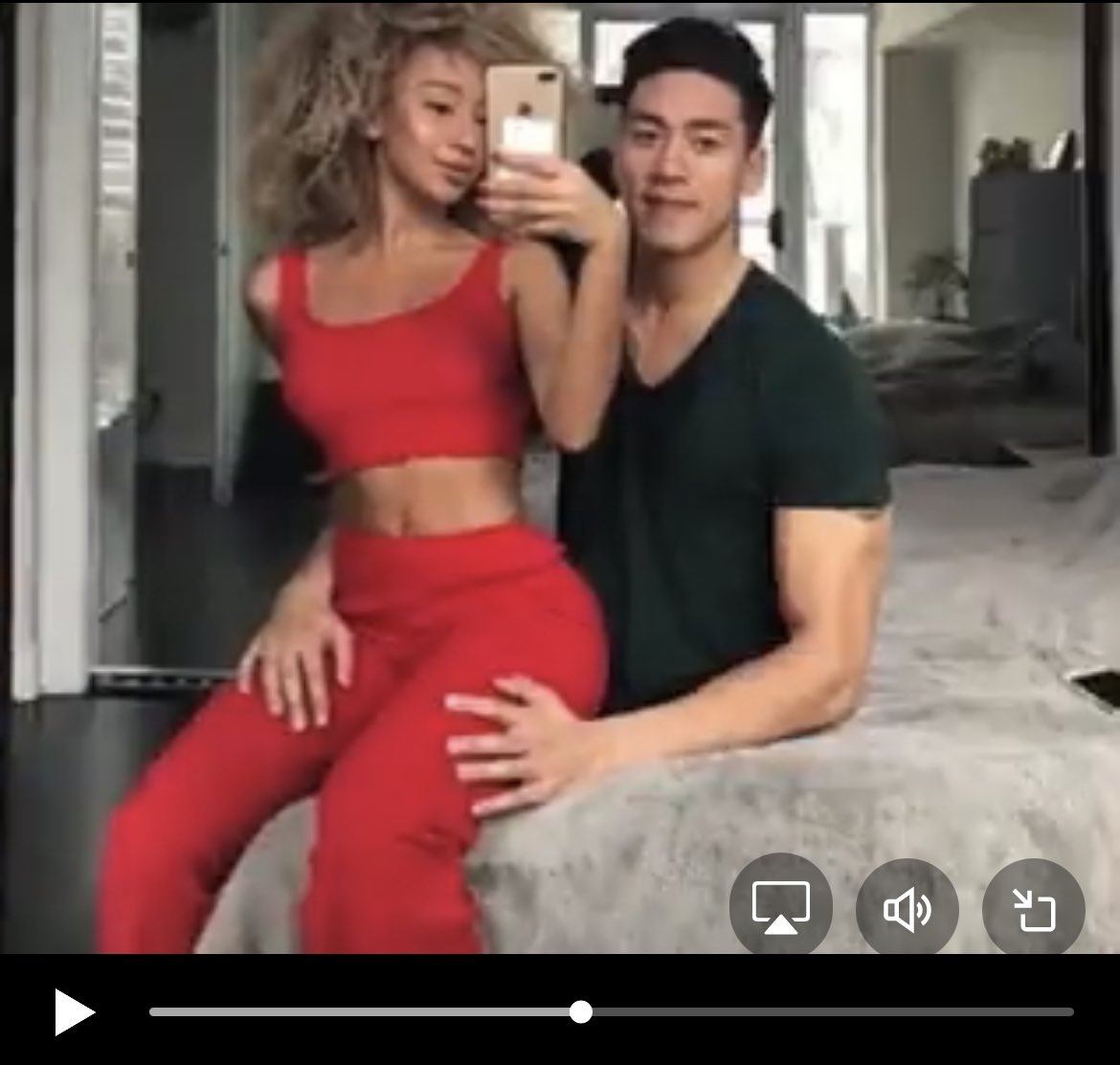 damn_danielle87's tweet photo. Am I crazy or is he missing legs here?! https://t.co/Kv0ILw5HaK