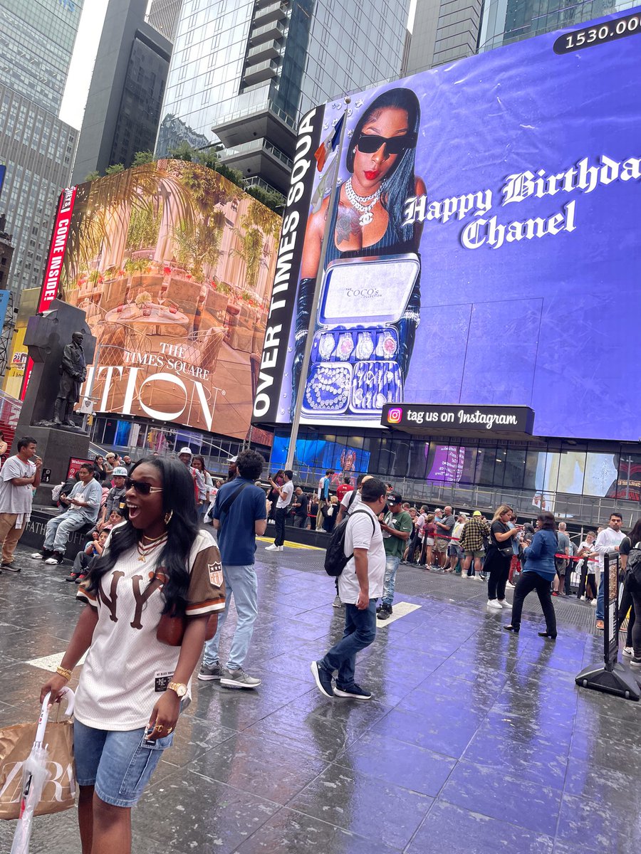 chanel_dore's tweet photo. Amber surprised me with a birthday sign in Times Square for my birthday!!!!!!!!!!!! Like wowwwwwww! This was he best birthday gift ever! I prayed for a sister and i got one in her!!!! I’m still overwhelmed with joy https://t.co/X0fJlIBjws