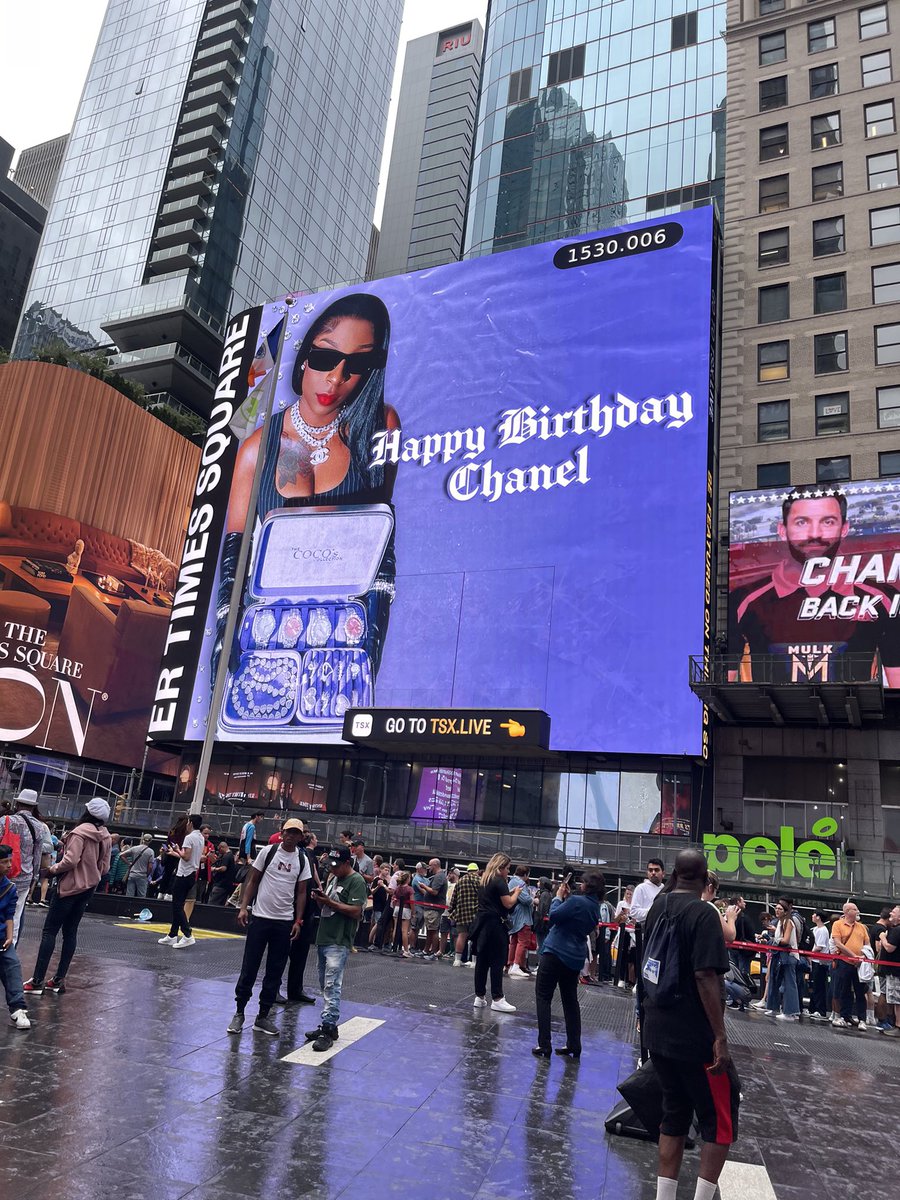chanel_dore's tweet photo. Amber surprised me with a birthday sign in Times Square for my birthday!!!!!!!!!!!! Like wowwwwwww! This was he best birthday gift ever! I prayed for a sister and i got one in her!!!! I’m still overwhelmed with joy https://t.co/X0fJlIBjws