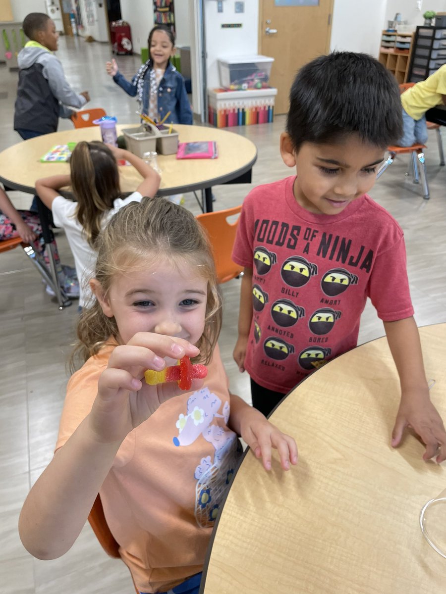Kindergish's tweet photo. Can the kinders rescue Freddy the worm and get him in his swim ring, without touching Freddy? You bet these smart kiddos can! #WES #kinder https://t.co/UKn2KBYeAt