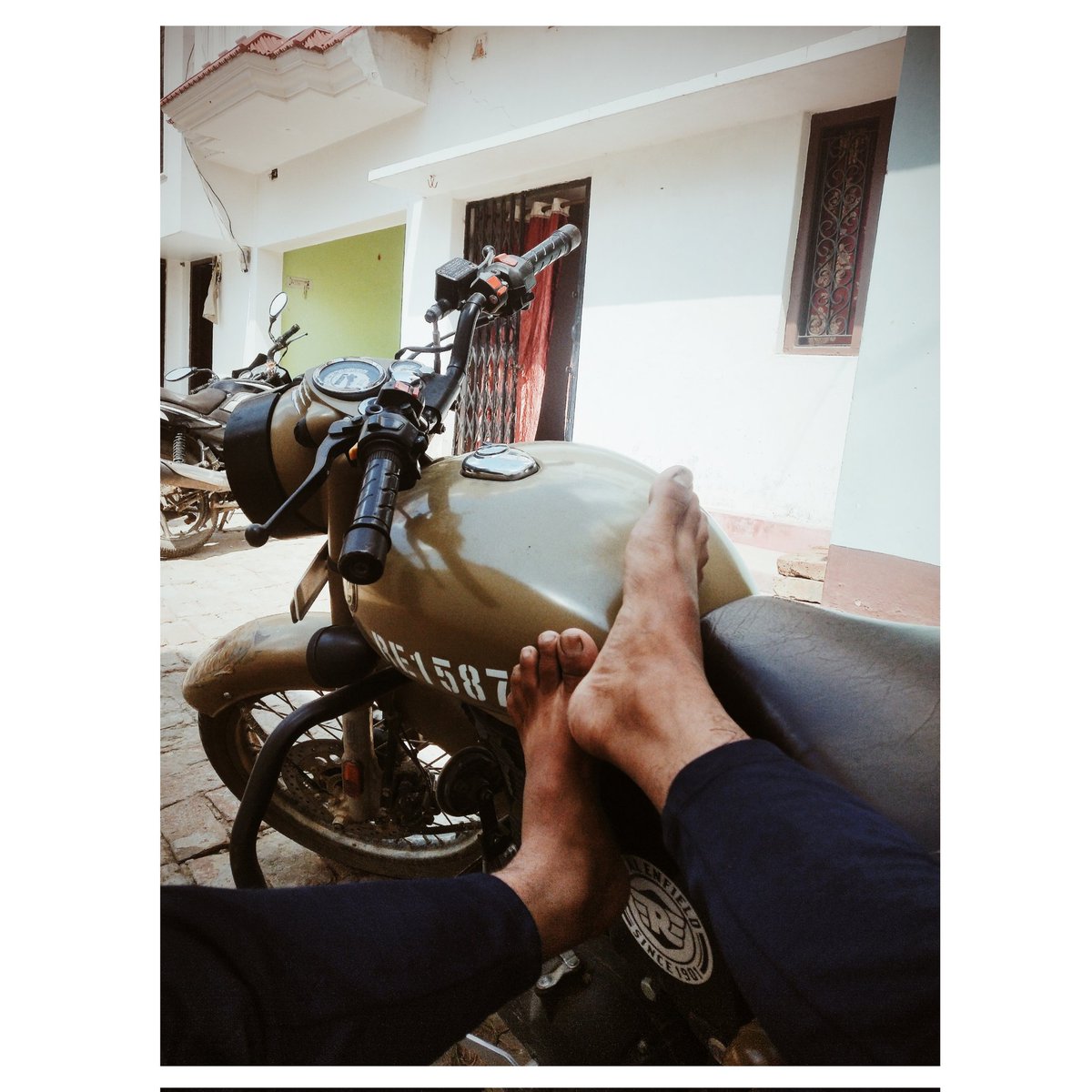 AdityaaNaveen's tweet photo. akelepan mein sukoon bahot hai,
behtar hoga,
agar yeh sukoon yunhi bana rahe,
khudke andar jhankane ki aur khudse rubaru hone ki yeh chahat,
sada rahee,
ab jaroorat nahi zamaane ki,
hai khwaish bas itni si,
ki rehta jaha mai aur bas mai hi mai,
woh aangan yunhi saja rahe🧿 https://t.co/pmTtrK68qn
