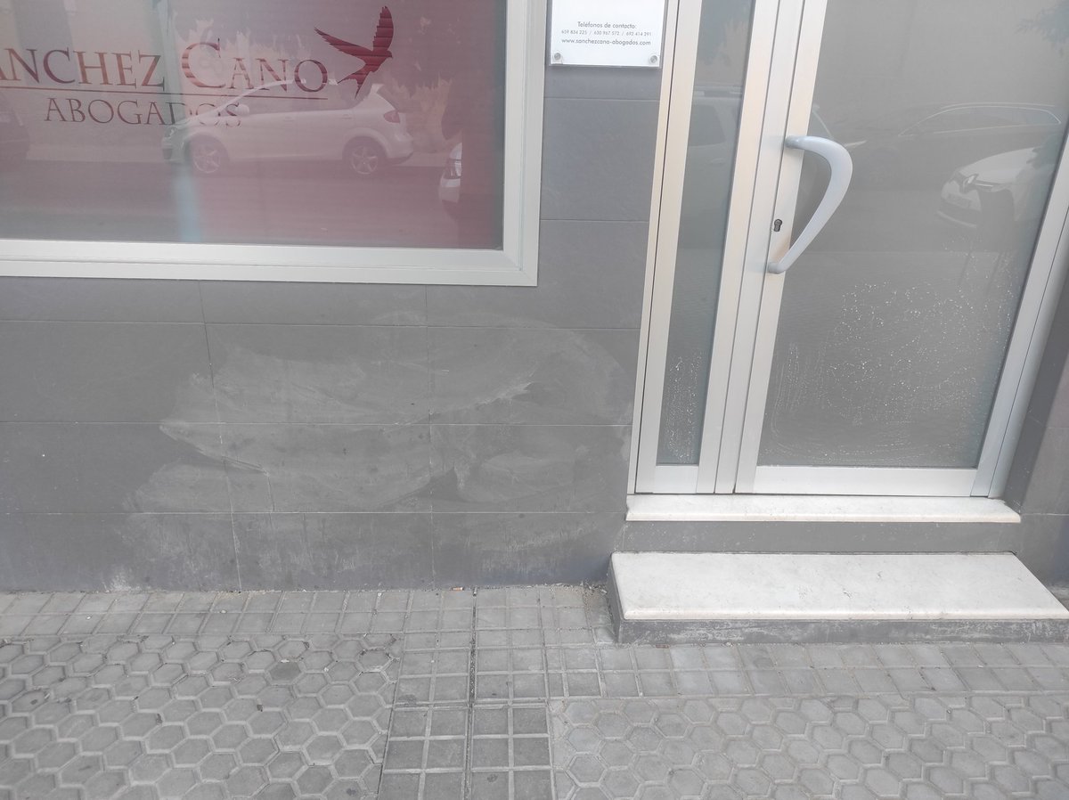 Buenas tardes alcalde <a href="/jlsanzalcalde/">José Luis Sanz</a>, hace un mes <a href="/emasesa/">emasesa</a> realizó obra en la calle Jiménez Aranda 19 y han dejado el acceso a nuestro despacho de abogados repugnante, ruego interceda  y lo limpien antes de nuestra incorporación, local 13A <a href="/minervasalaslop/">Minerva Salas</a> <a href="/Ayto_Sevilla/">Ayuntamiento de Sevilla</a> Saludos