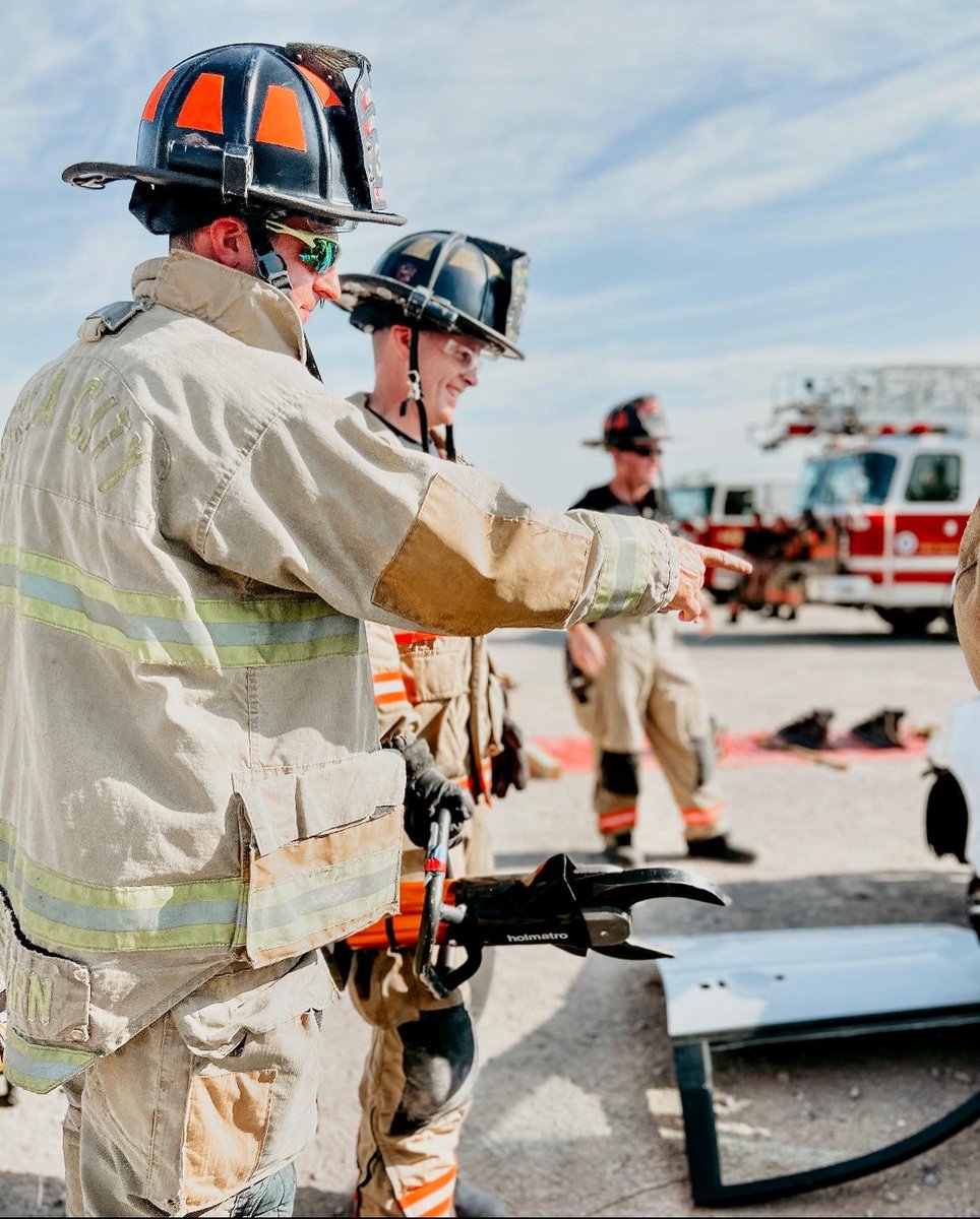 OKCFD's tweet image. OKCFD has responded to almost 6,000 vehicle accidents and vehicle fires this year. That's why it's crucial to train and stay proficient in extrication skills. #secondsmatters #traintraintrain #skills