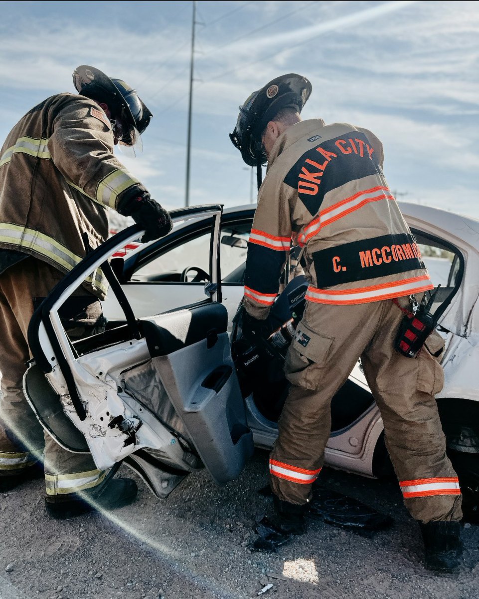OKCFD's tweet image. OKCFD has responded to almost 6,000 vehicle accidents and vehicle fires this year. That's why it's crucial to train and stay proficient in extrication skills. #secondsmatters #traintraintrain #skills