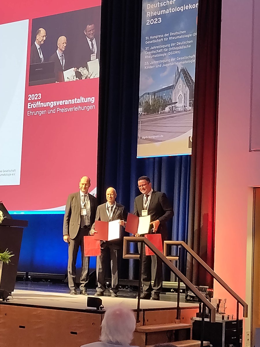 RheumaImmu_HL's tweet photo. Herzlichen Glückwunsch an @KlapaSebastian und Prof. Peter Lamprecht unserer Klinik für die Verleihung des John Grube Forschungspreises auf der #DGRh2023 in Leipzig für ihre großartige Arbeit zu Komplement-Antikörpern bei #Vaskulitis. Wir sind mega stolz 🥳🎉 https://t.co/6jqnoJEbPo