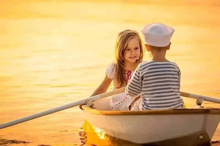 نحتاج إلى لحظة هدوء.. إلى هدنة مع الحياة.. إلى صمت يكتم ضجيج الروح.. إلى وسادة سلام تسند أحلامنا المتعبة.. إلى نغمة هادئة تغمُرنا بالسكينة..  او.. عزلة .. نعيد فيها حساباتنا .. ننصت لصوت العقل والقلب معًا .. لنشعر ببعض السكينة .. ونستعيد انفاس الامل .🌷✍🏻