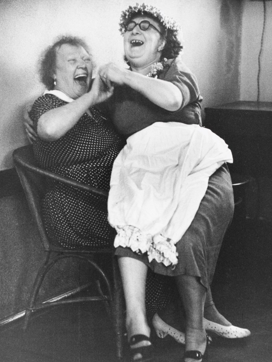 V_and_A's tweet photo. A good pub outing 🍻

Grace Robertson (1930–2021) was a pioneering photographer and observer of British life, who championed the lives and work of women throughout her career.

📸 In 1954, Robertson joined a group of women travelling from a pub in Bermondsey to Margate. https://t.co/oulyG4FlKS