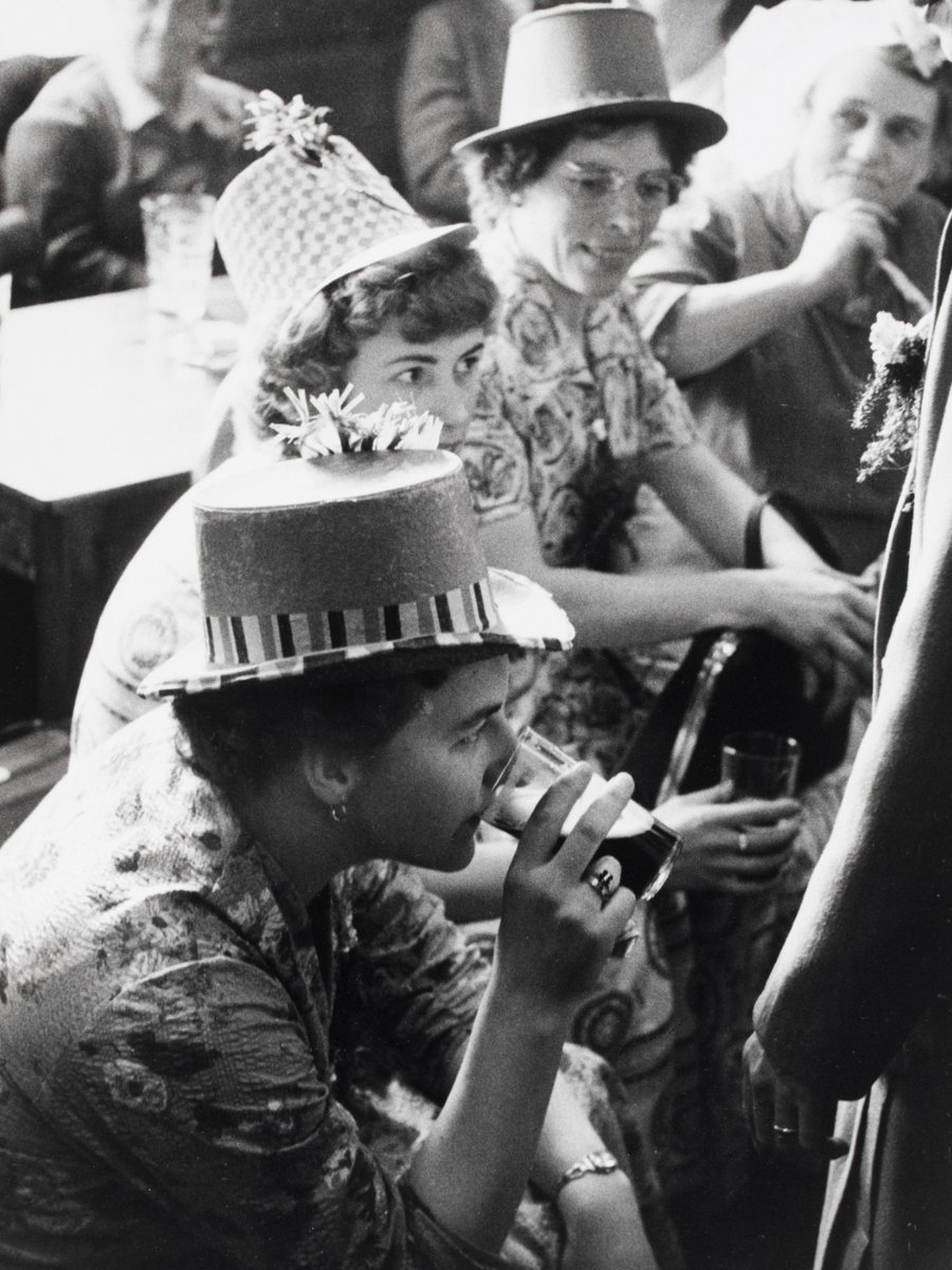 V_and_A's tweet photo. A good pub outing 🍻

Grace Robertson (1930–2021) was a pioneering photographer and observer of British life, who championed the lives and work of women throughout her career.

📸 In 1954, Robertson joined a group of women travelling from a pub in Bermondsey to Margate. https://t.co/oulyG4FlKS
