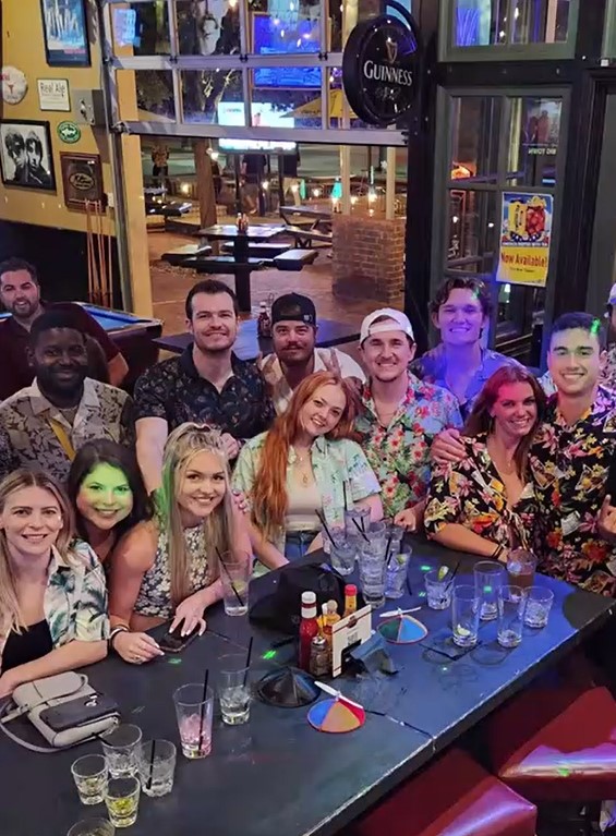 VisitTheColony's tweet photo. With Monday karaoke, Wednesday trivia and live music Sundays, take your pals for more than dinner and drinks @ar_tavern.
#dining #eatTC #happyhour #nightlife #livemusic #thingstodoDFW #TheColony #Texas #TheColonyTX #VisitTheColony #VisitTheColonyTX #DFW https://t.co/tEC7CNRrXx