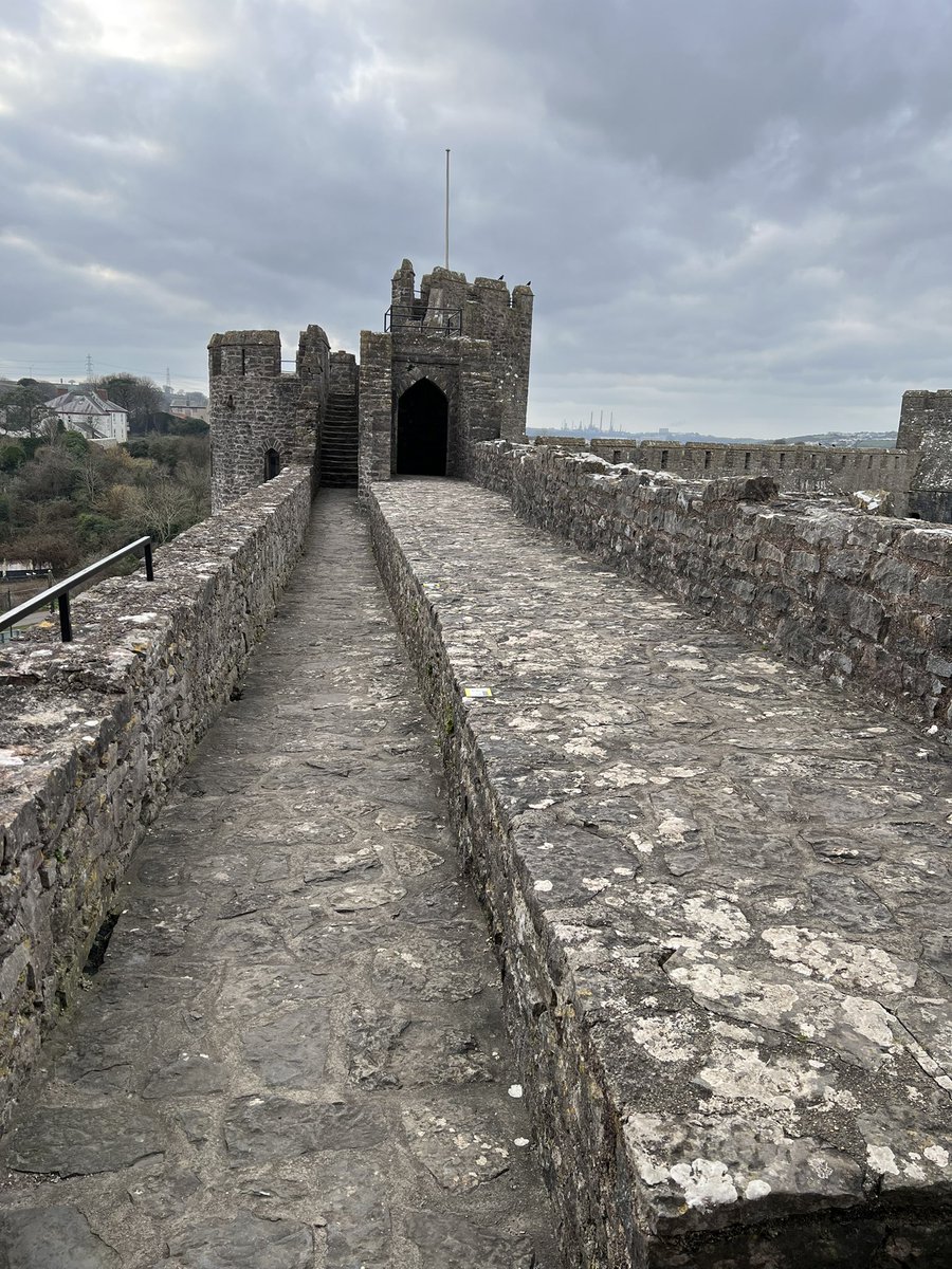 Wall walk at Pembroke Castle 🏴󠁧󠁢󠁷󠁬󠁳󠁿 #WallsOnWednesday #welshwednesday