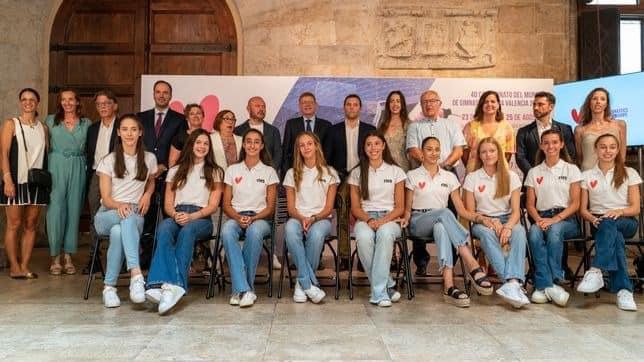 miguelsolerg's tweet image. Dos formas de recibir a las campeonas de gimnasia en la Generalitat Valenciana. @carlos_mazon_ y @ximopuig . ¿Ese es otro de los cambios? #machismo y #faltaderespeto