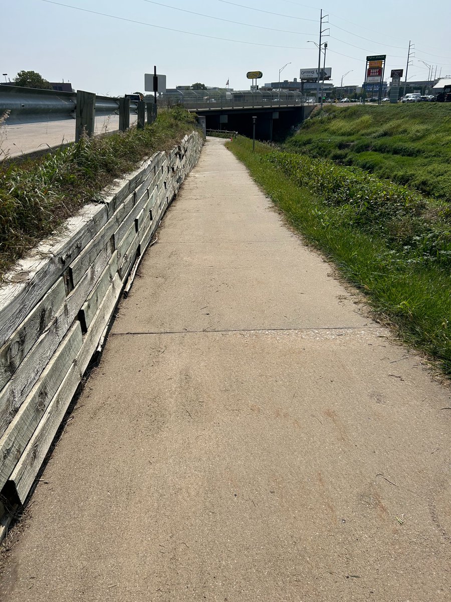 ctefft1's tweet photo. How I chose to spend my Wed. morning. Busy trail/transportation system. #makeadifference @OmahaParks #Multimodaltransportation https://t.co/Kq21ciCsMU