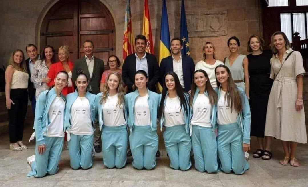 miguelsolerg's tweet image. Dos formas de recibir a las campeonas de gimnasia en la Generalitat Valenciana. @carlos_mazon_ y @ximopuig . ¿Ese es otro de los cambios? #machismo y #faltaderespeto