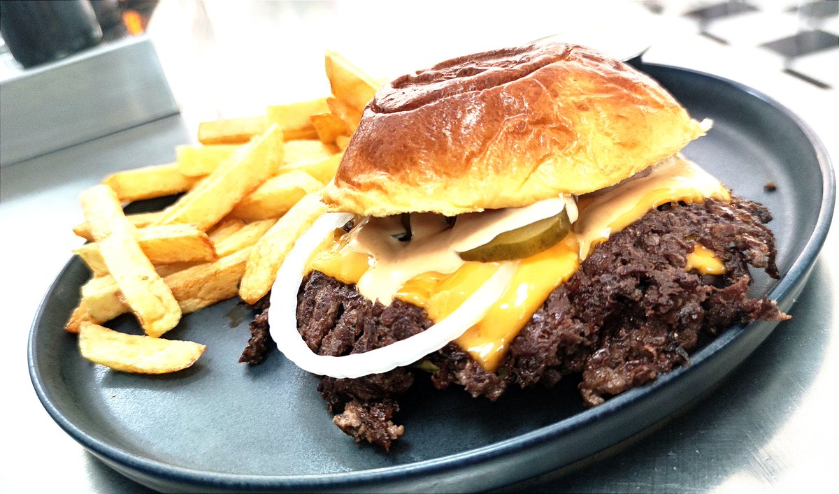 oso150606x's tweet image. No quería pero he sucumbido a la tentación!
Menuda hamburguesa tienen de oferta y que con eso me puesto fino en @cometerrores