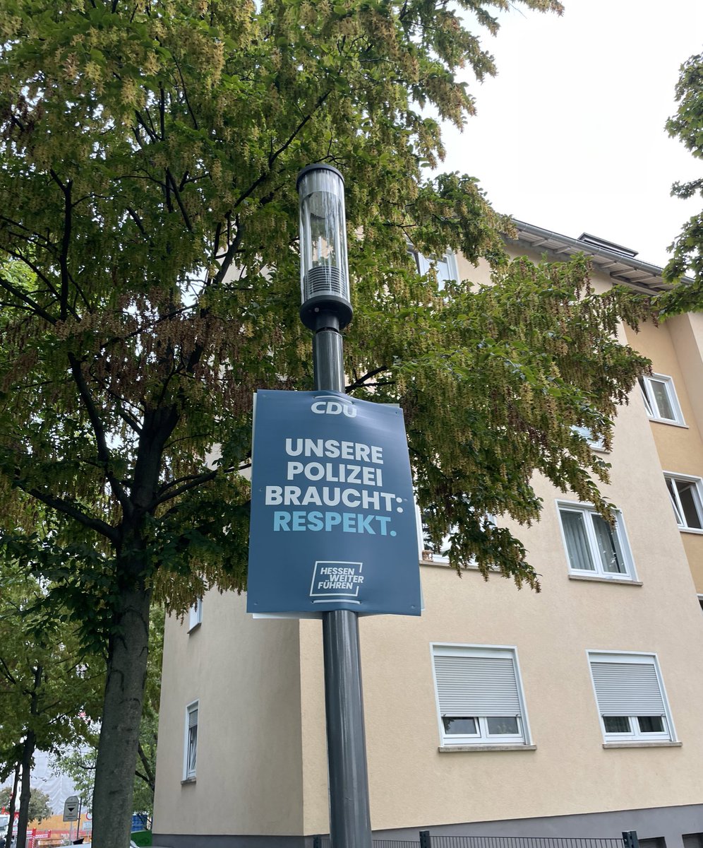 Das ist schon sehr UFF, ausgerechnet dieses Plakat schräg gegenüber der Polizeiwache in #Hanau aufzuhängen. Ist nicht euer Ernst oder?! Boah ey 😤.