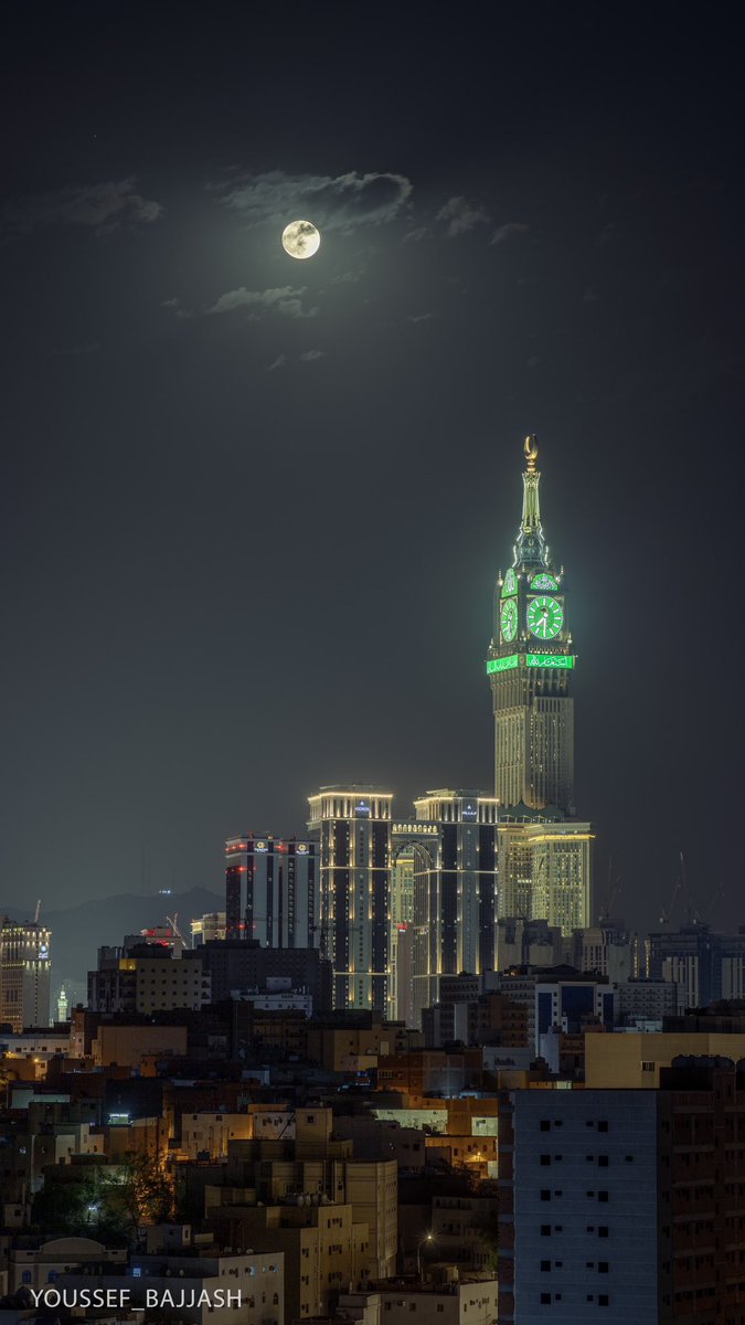 saudistuff's tweet photo. "القمر البدر" في سماء مكة الليلة. https://t.co/DbSISHaQ2Q