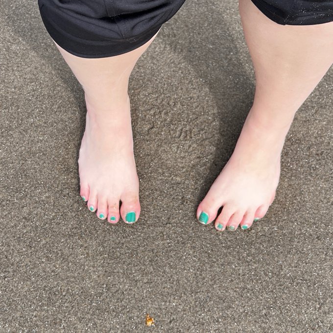 Feet in the sand mood today! Who wants to take me away to a tropical beach??! https://t.co/3PcnSboNk<a href="/tag/curvy"class="tags"><span>#curvy</span></a><a href="/tag/sellingcontent"class="tags"><span>#sellingcontent</span></a><a href="/tag/bigtitsmom%D9%90"class="tags"><span>#bigtitsmomِ</span></a>