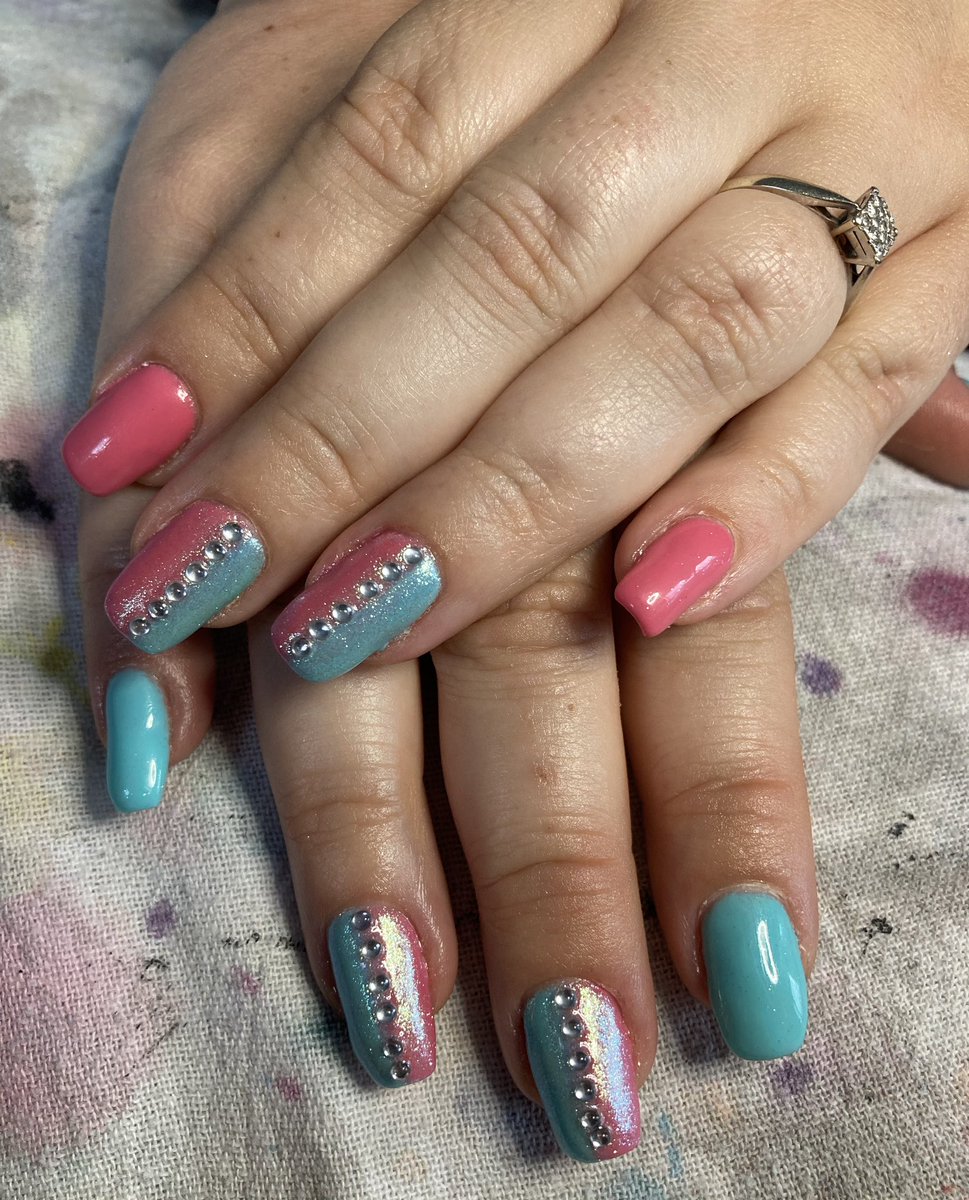 Holiday Ombré Sparkle Nails 🌴🩷🌟🩵🌴
.
.
#GNails #Ombré #OmbréNails #Pink #Blue #Teal #Sparkle #Pigment #Gems #NailArt #Art #Nails #Artist #Holiday #HolidayNails #Falkirk #Bainsford #Scotland #FalkirkNails #GNiche