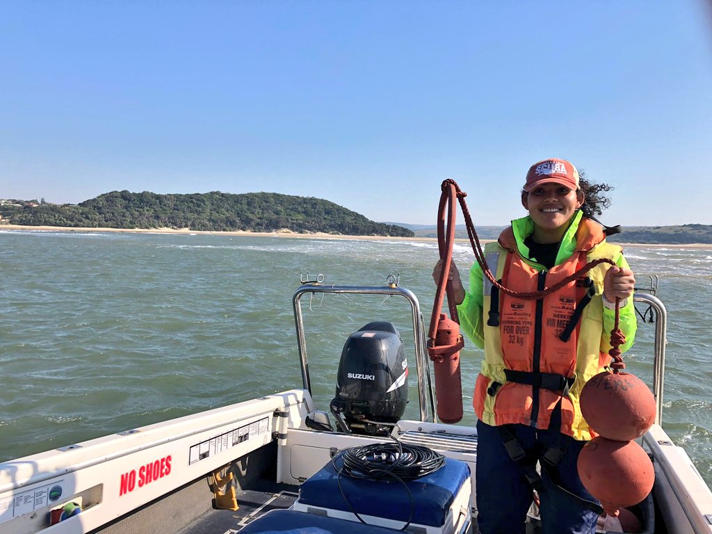 ATAP_ZA's tweet image. A busy day for the field team, rolling over both Kei Mouth and Port St Johns receiver lines. It was smooth sailing until a popped receiver&apos;s floats got cut off by the boat&apos;s props 😱 
#fieldworkfail #telemetry #SouthAfrica