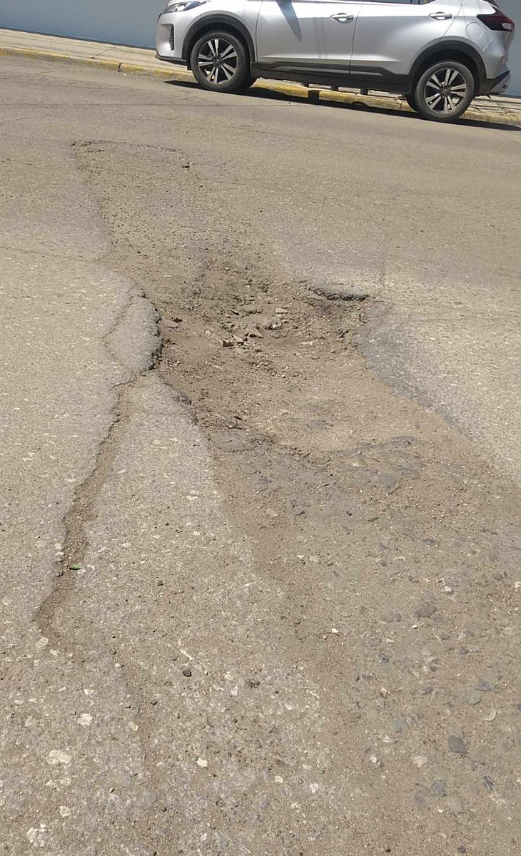 oaxacavial's tweet photo. Nos reportan vía grupo de Facebook "Este súper bache está en Av, México 68 enfrente de la clínica de especialidades San Antonio" #ReporteBache @SriaObrasPublic @DenisseArandia https://t.co/d8I98zUUJ7