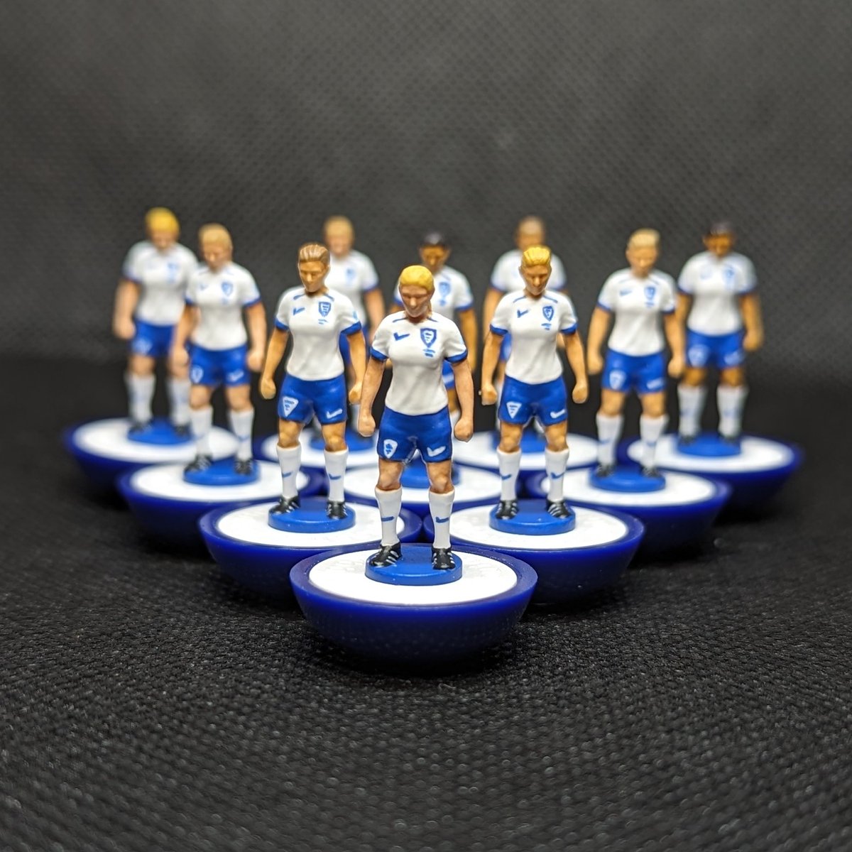 subbuteo_paints's tweet photo. Introducing @Lionesses who were incredible to make the @FIFAWWC final. You had my daughter on the edge of her seat, so here you are in #subbuteo form 🏴󠁧󠁢󠁥󠁮󠁧󠁿🎨🖌️❤️

RT and show the love for such an achievement 🔥

#tablefootball #vintage #boardgames #retro #subbuteoart #photooftheday https://t.co/6d4VF8grSn