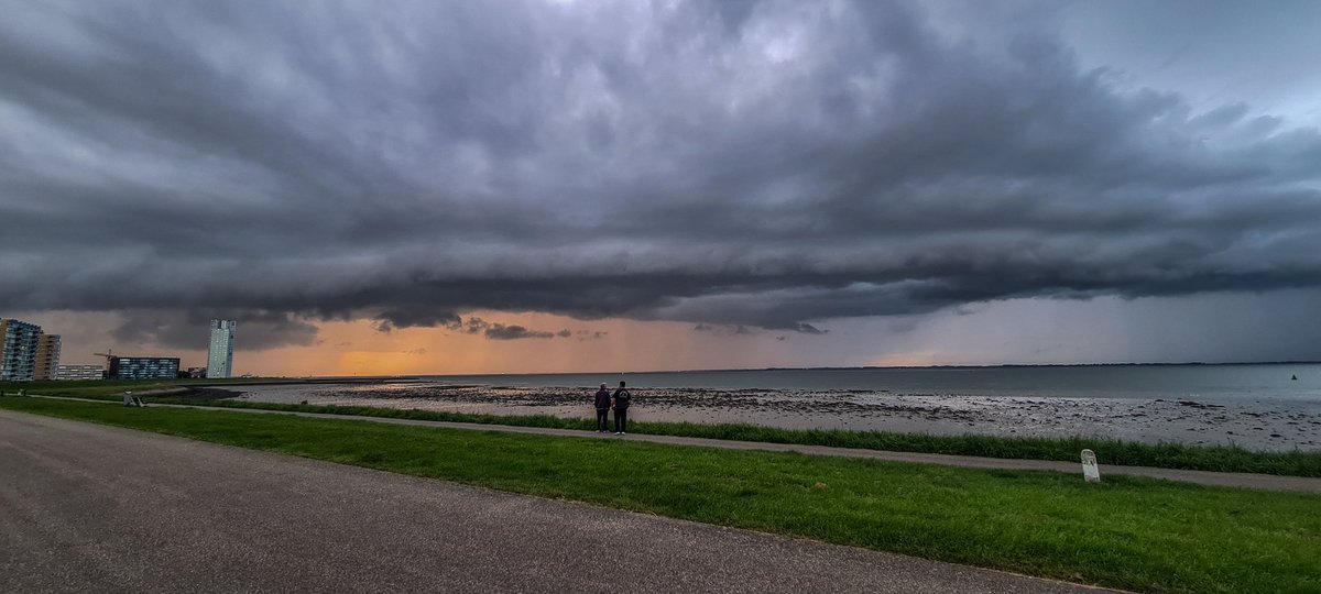 JeltePoppe's tweet photo. #Selfcloud zorgt voor veel regen en beetje #Onweer boven #Zuidbeveland en #Walcheren. Ook #Terneuzen krijgt er mee te maken https://t.co/ztAqJUJrvd