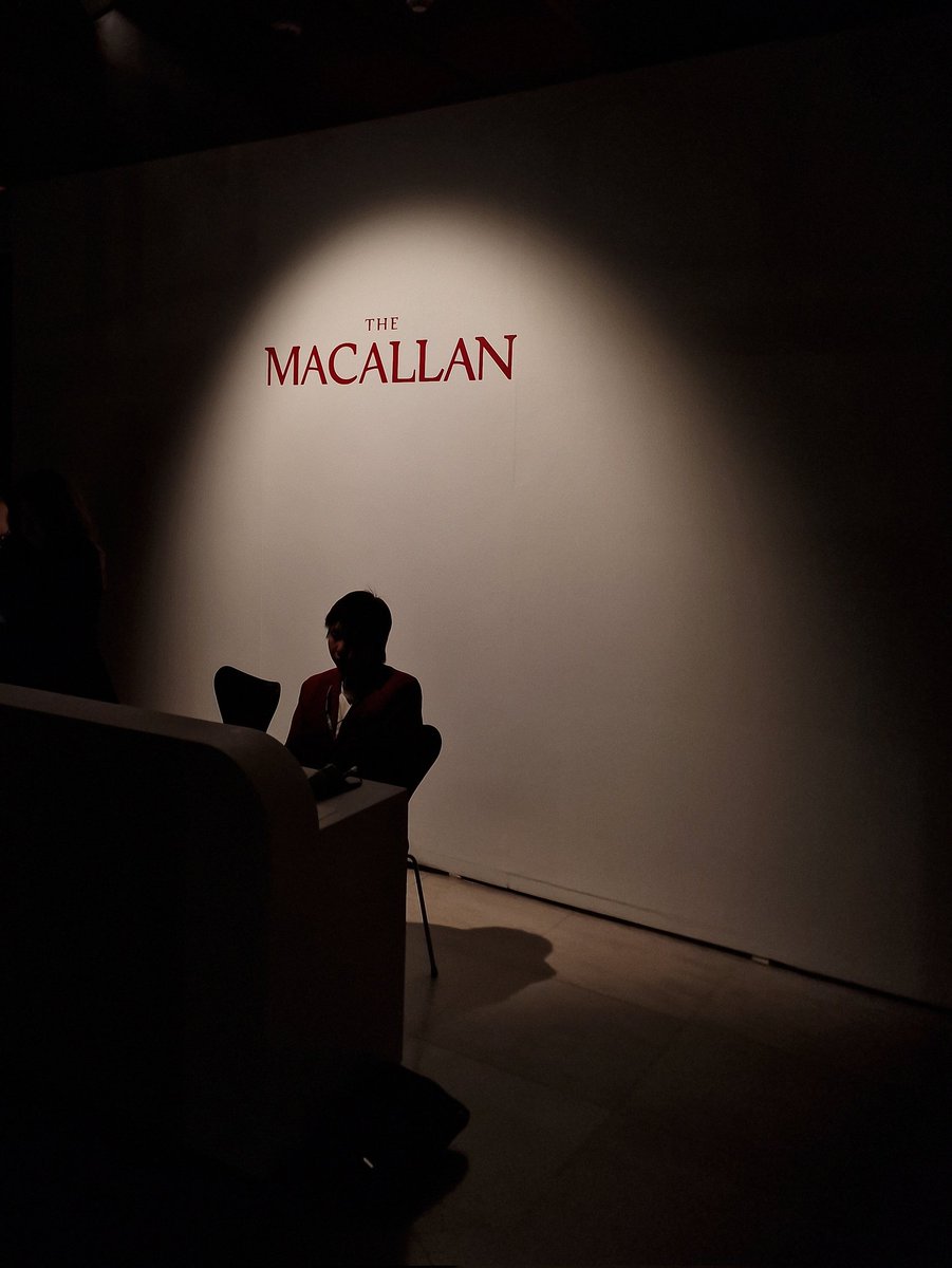 EliAnkutse's tweet photo. Great to join @The_Macallan to launch their new #ColourCollection last night @SomersetHouse 🥃 

It's also the 1st time their new logo was used on bottle✨️

I find it really interesting when heritage brands modernise with respect to their past - in this case, a job well done. https://t.co/CXpJ9B1dUx
