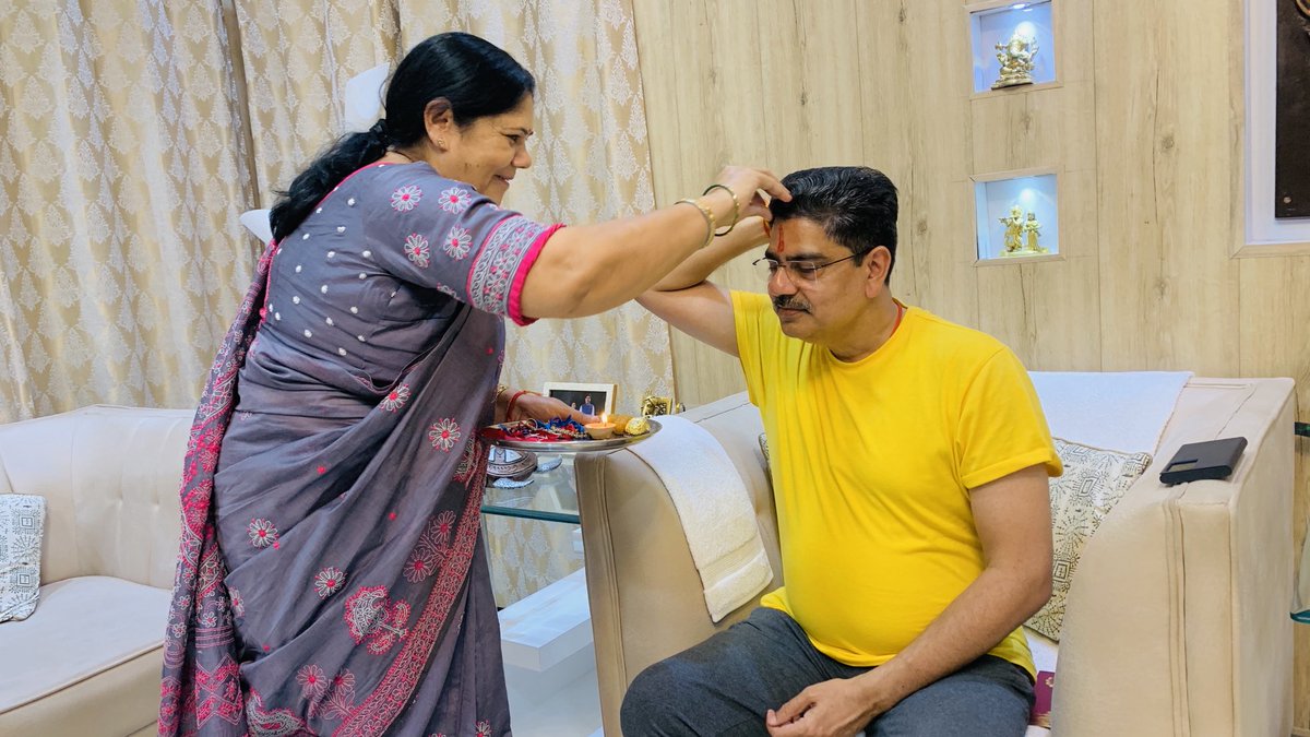 profalokkumar's tweet photo. बड़ी बहन द्वारा रक्षा बन्धन । https://t.co/OjGmnJ3SYK