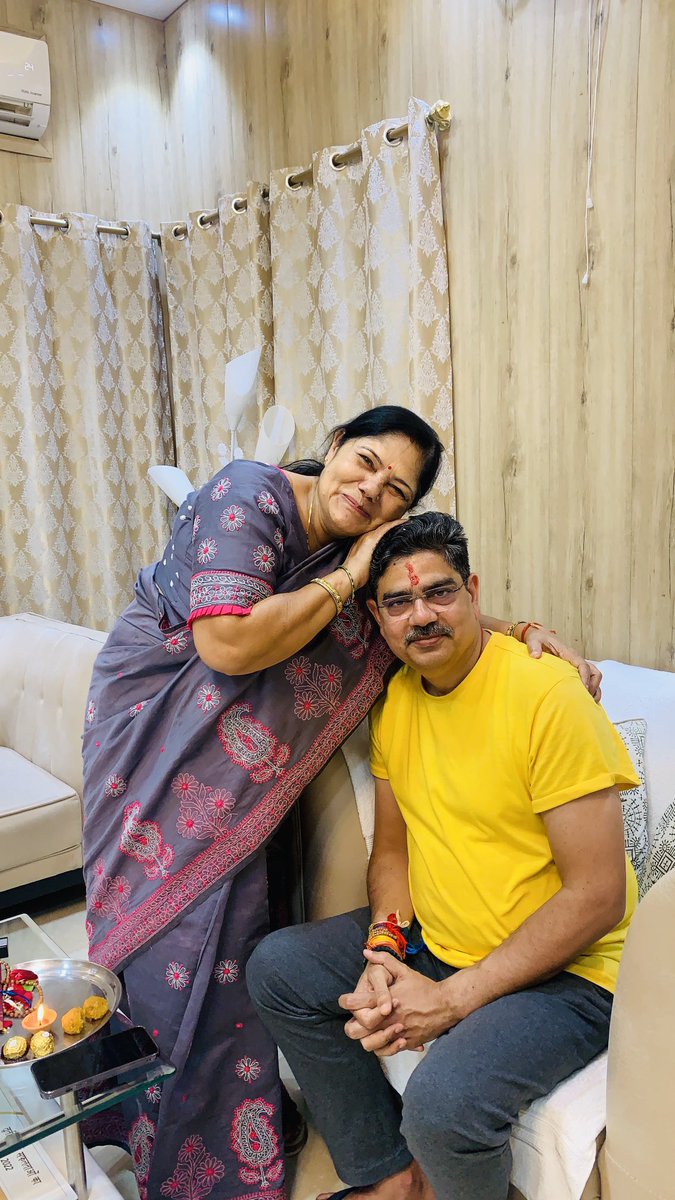profalokkumar's tweet photo. बड़ी बहन द्वारा रक्षा बन्धन । https://t.co/OjGmnJ3SYK