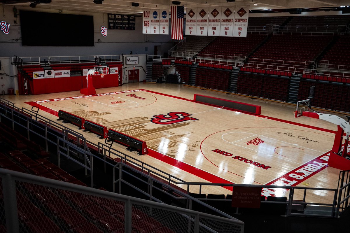 The new Carnesecca Arena court design is absolutely fantastic. @StJohnsRedStorm x #BIGEASThoops