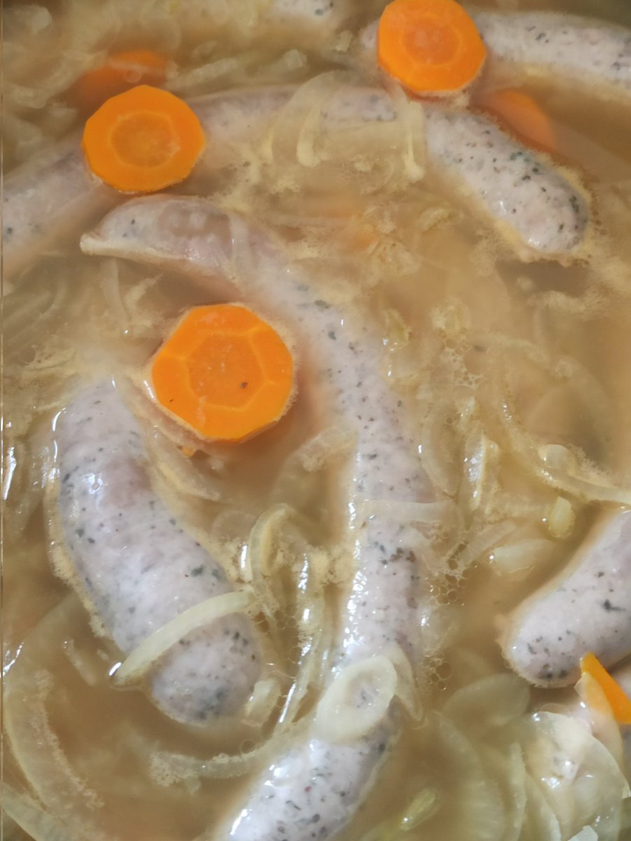 Schweinebrätstangen in Weingewürzsud mit Zipolle-Lauch und feinem Wurzelgemüse
#Franken #Foodporn #Soulfood