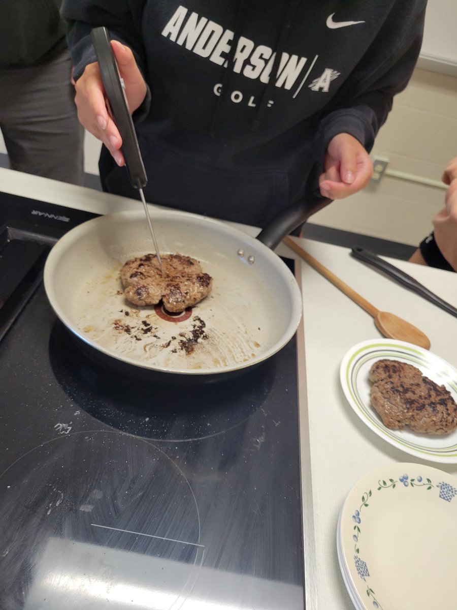 Anderson_FCS's tweet image. These students got creative with their burgers today!!  They were delicious (thanks, Sean), and they made the entire hallway smell SO good!! #futurechefs #handsonlearning #AHSisFamily