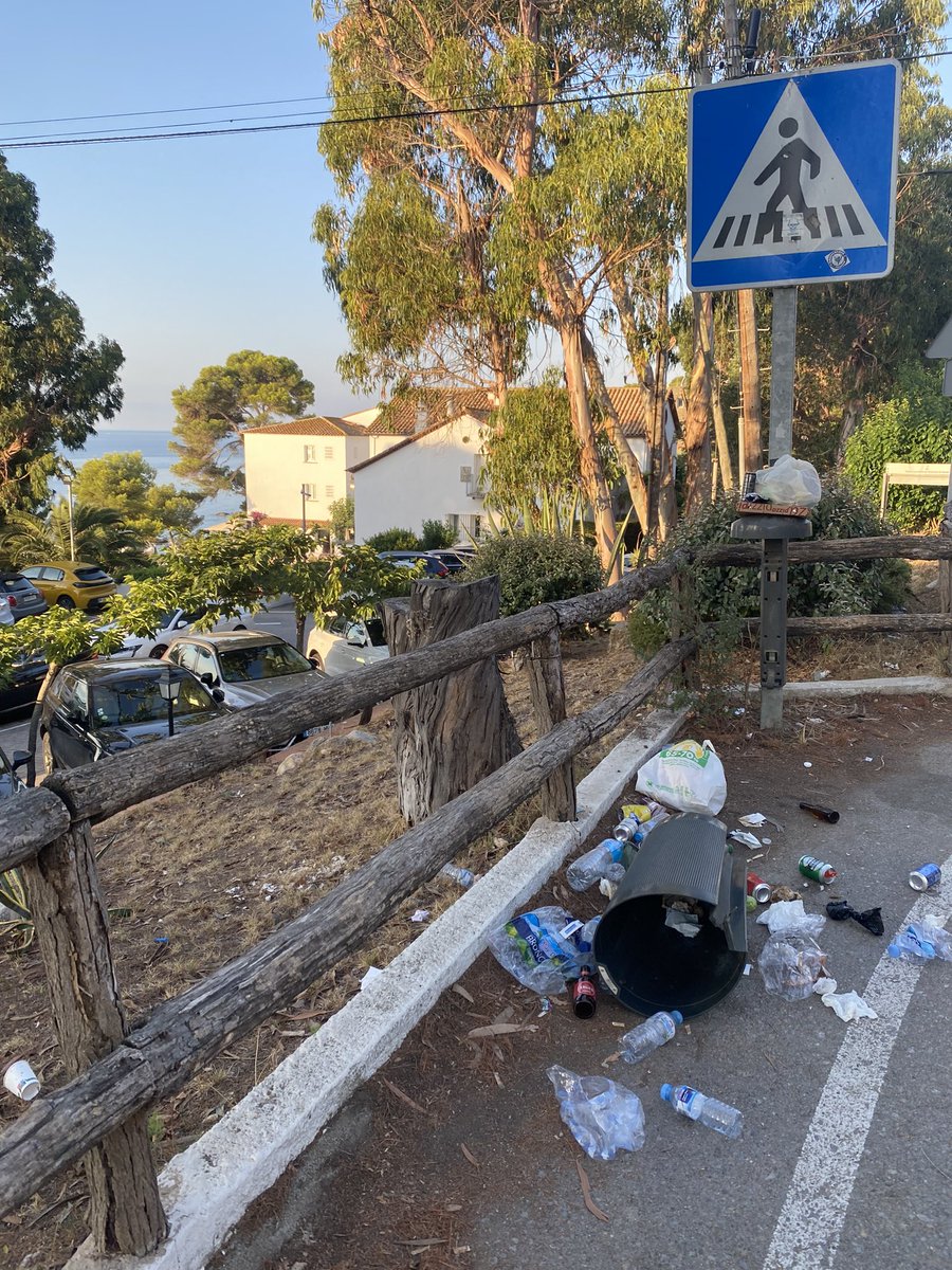 salvembelladona's tweet photo. Tota la brutícia que no netegen ni @SilkenSanJorge ni @ajuntcalonge ni @visitplatjadaro va a parar al mar 💩🚮 . Tots els dies de l'any i encara més quan plou 🌧☂️
#SalvemLaCalaBelladona
@IAEDENSalvemEmp @SosCostaBrava @ecologistes https://t.co/0WYNAvtbg4