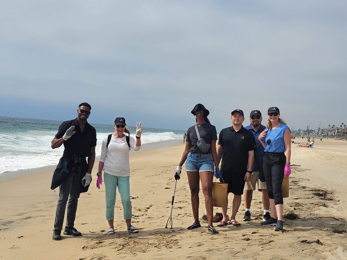 LandmarkDiv's tweet photo. Some snapshots from Landmark's volunteer event with Heal The Bay. We had a great opportunity to learn about mitigating waste and maintaining our local beaches. #healthebay #losangeles #landmarkdividend 😎 🌍 🏖 https://t.co/AlGokZpPa5