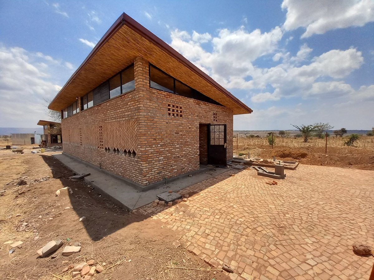 ImigongoFarms's tweet photo. Gake gake, one step closer to the final touches at our farm hub in #LakeNasho
#farming #farmingRwanda #ImigongoFarms #Rwanda ๐ท๐ผ #farmingAfrica https://t.co/EwlTZ3bRoC