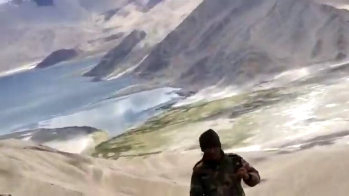 Duorope's tweet photo. 🇮🇳 🇨🇳 
Undated picture of PLA troops at Gurung hill shared on weibo.
2nd &amp; 3rd pic from 2020 when the heights b/w Gurung H and Bump were occupied by IA. 
In Jan 2021, a PLA soldier was apprehended by IA at the very location and later handed over.
#kailashranges #Opsnowleopard https://t.co/tLgGRiAPhe