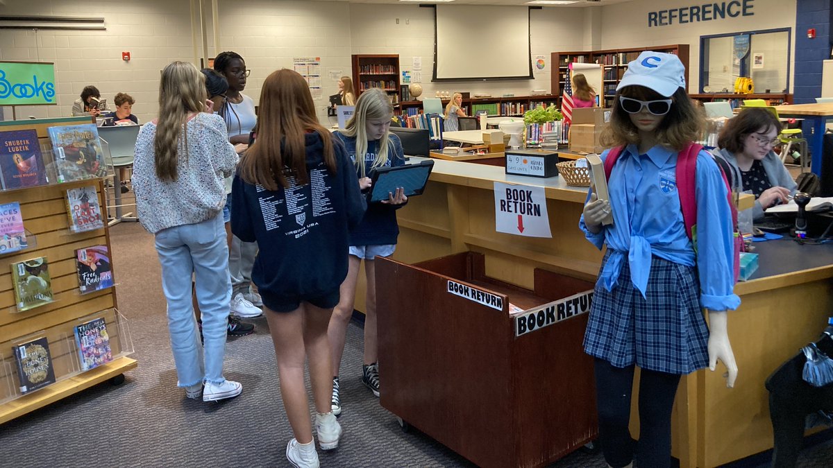 McGrawML's tweet photo. We have been having lots of fun in the @CosbyLibrary! It is great to have our library filled with our morning crowd, clubs, students checking out books and 9th grade library orientation. #ccpslibraries #WeAreCosby https://t.co/muXUtHFIJG