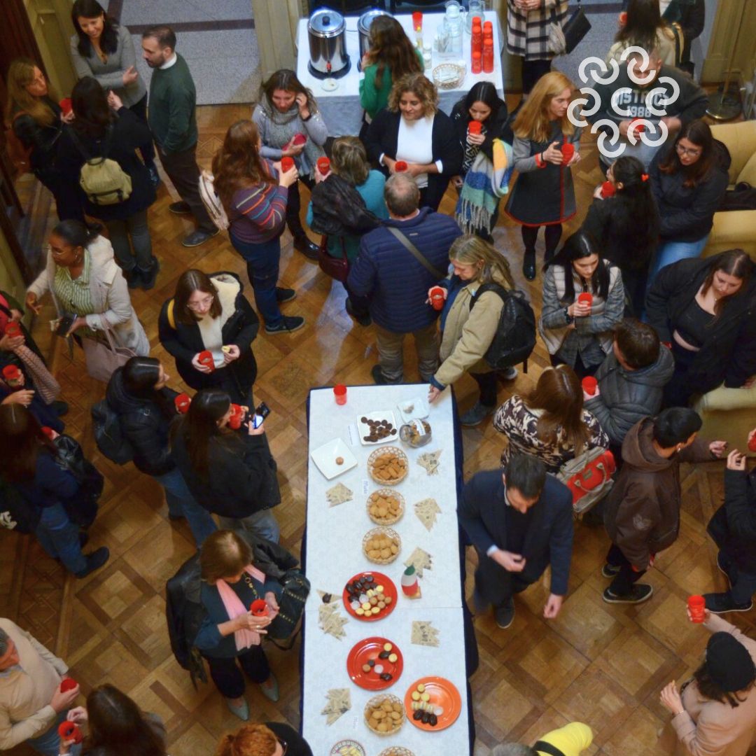 UN FUTURO SOSTENIBLE Y CREATIVO 
En nuestra sede realizamos un workshop sobre Economía Circular en el sector gastronómico
Decenas de representantes del sector pudieron conocer buenas prácticas de empresas italianas, el proyecto de <a href="/qeroecovasos/">Qero Ecovasos</a>  y la iniciativa de Café Circular⤵️