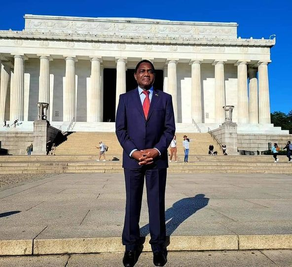 rangamataire's tweet photo. This picture is not edited. I am not saying anything but this American tourists literally drooling and sheepishly smiling in front of this building in America is an African Head of State in southern Africa. https://t.co/TWK5Rerlyc