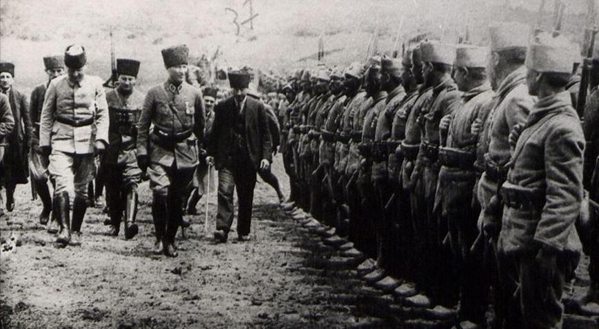 Komutanları şehit düşen bir ordunun azmi ve kararlılığı, onların mirasıyla bugünlere taşınan bir zaferin öyküsüdür. 30 Ağustos Zafer Bayramı, bu güçlü ordunun azim ve vatan sevgisiyle yazdığı destanı yüceltmek ve onların mirasıyla geleceğe ilerlemek için bir anmadır.

Tarihin