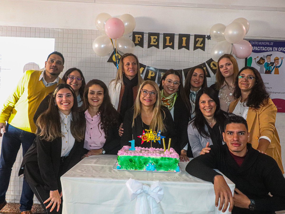 Nuestro #CentroDeCapacitación Municipal de Oficios cumplió un año 🎉 y lo festejamos con sus alumnos.
🍞 panificación ⚡️ electricidad 💇🏽‍♀️ peluquería 💻 informática 🪓 carpintería 👗 costura: sólo algunos de los oficios que se pueden aprender en el CCMO.
Felicitaciones a todos!