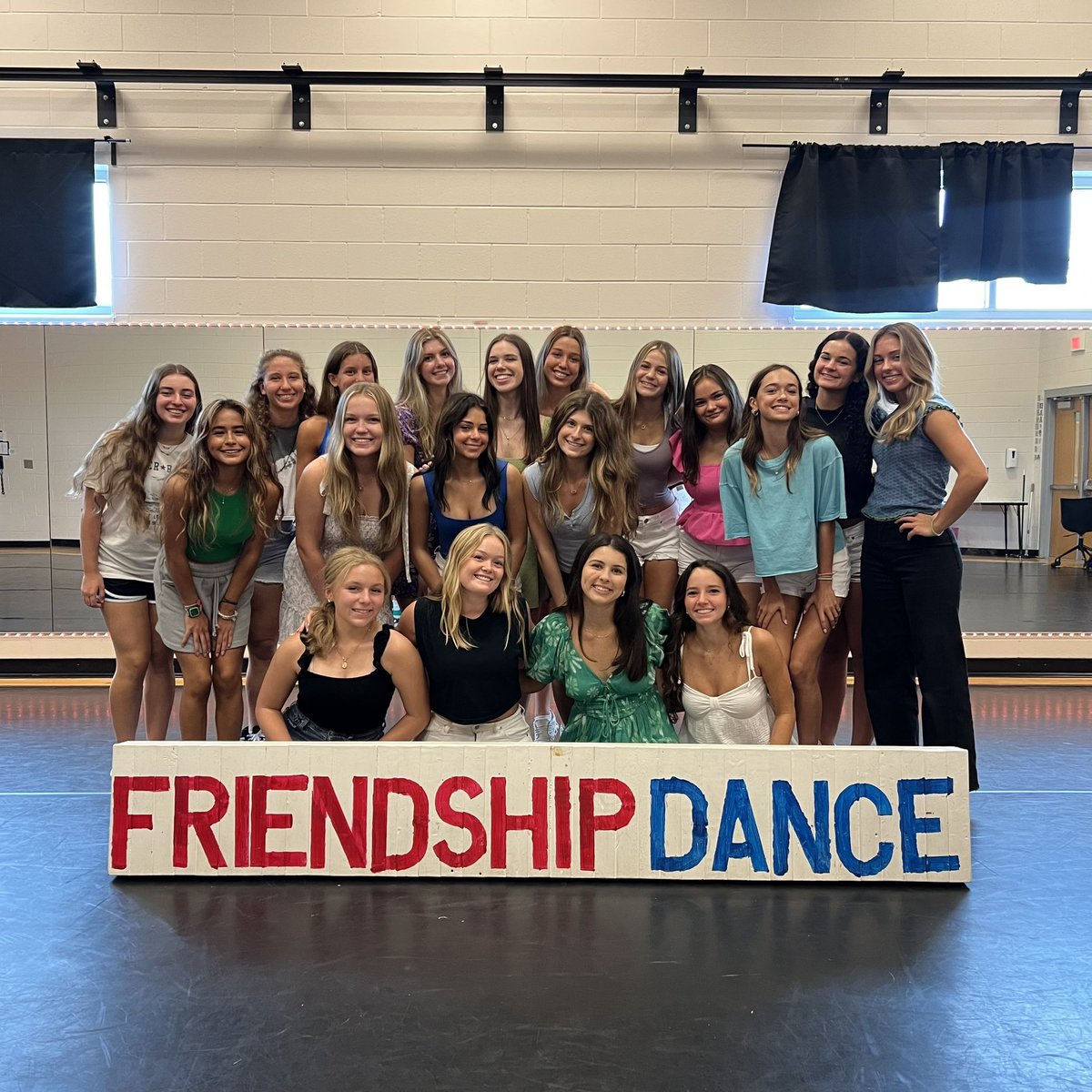 Apex Friendship Dance tweet media