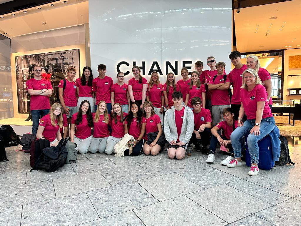 CheshamSC's tweet image. Both flights a bit delayed but they are all finally in the air on their way to swim camp! Excited and relieved to be on their way #swimcamp2023 @AmershamSC