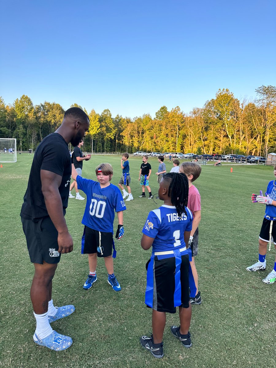 901fund's tweet photo. Seth Henigan & Jaylon Allen visit a Lakeland 10U Flag Football team to get them ready before their first game next week! #CoachSeth #CoachJay
If you would like to see more meaningful NIL engagements like this, please consider donating at https://t.co/MHUUmBe6hy https://t.co/DenmFtI0uh